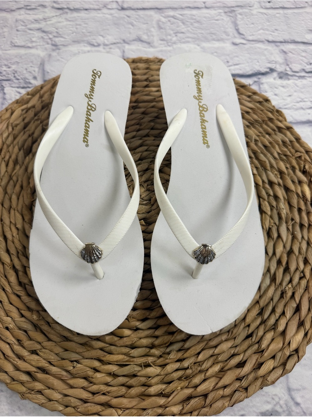 NWOT Tommy Bahama White Flip Flop Wedges with Shell Accent. Size 8. Beach.